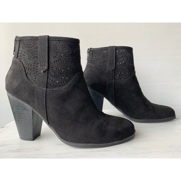 Qupid | Lazer cut black suede healed western booties - Picture 11 of 11